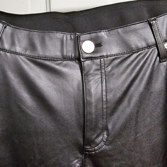 Lane Bryant Lightweight Faux-Leather Legging Pants in Black PETITE - Picture 6 of 9